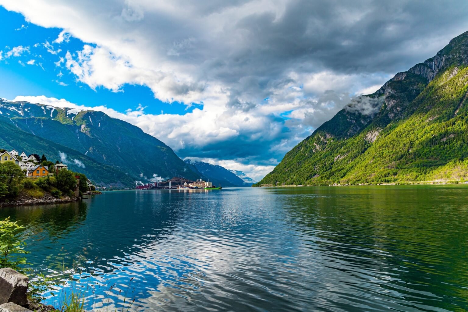 Norway: A Simple Guide to Its Landscapes, Culture, and Way of Life Norway